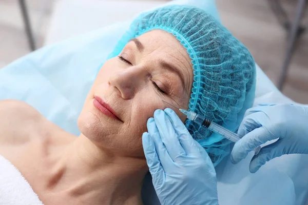 Senior woman ready to plastic operation — Stock Photo, Image