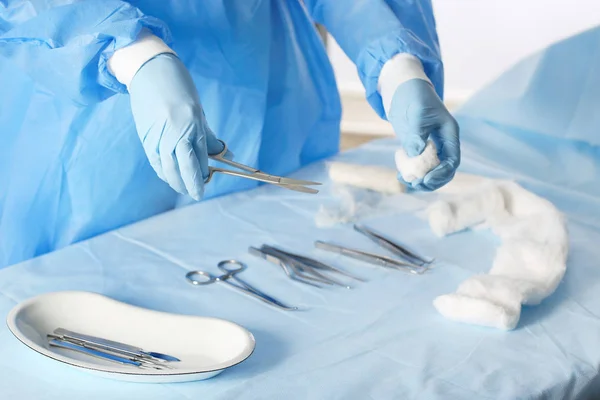 Chirurg met tools op tafel — Stockfoto