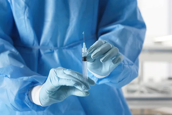 Surgeon holding syringe — Stock Photo, Image