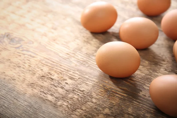 Syrová vejce na dřevěném stole — Stock fotografie