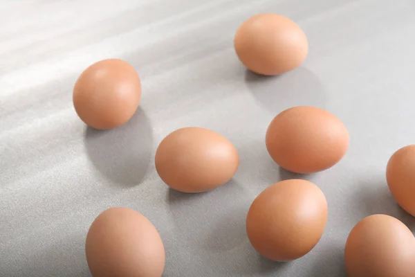 Råa ägg på grå yta — Stockfoto
