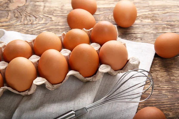 Ägg-paket med visp — Stockfoto