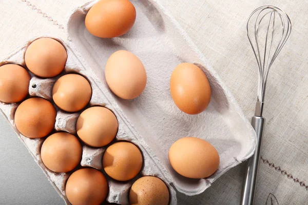 Pakiet jaj z trzepaczką — Zdjęcie stockowe