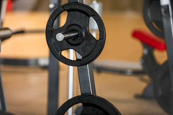 Bastidor con placas de peso en el gimnasio —  Fotos de Stock