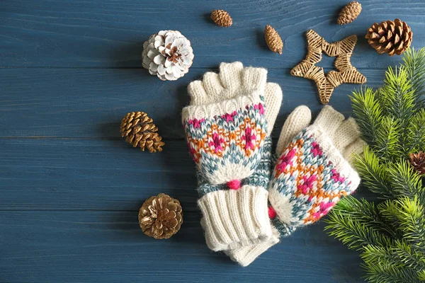 Guantes y decoración de punto — Foto de Stock