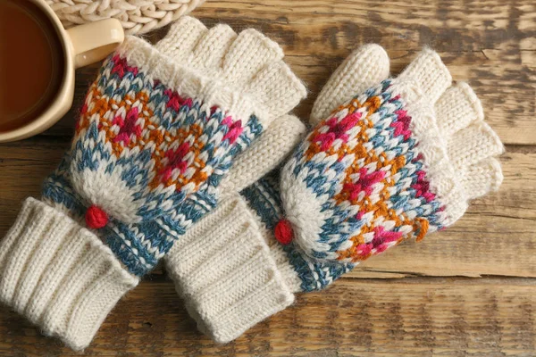 Bunte Strickhandschuhe — Stockfoto