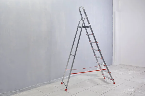 Ladder staan in kamer — Stockfoto