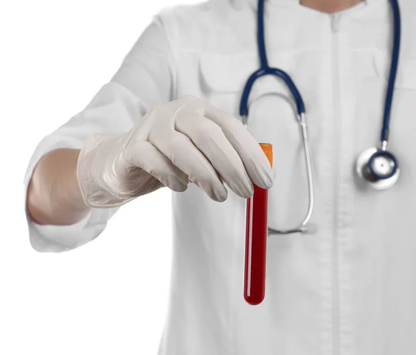 Médico segurando sangue vermelho — Fotografia de Stock