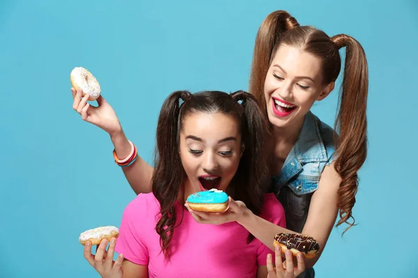 Women with tasty donuts — Stockfoto