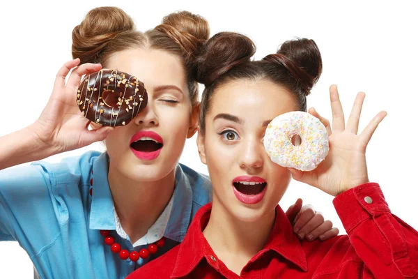 Women with tasty donuts — Stockfoto