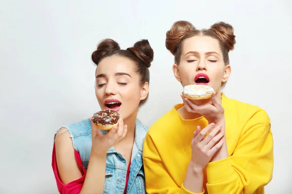 Mulheres com saborosos donuts — Fotografia de Stock