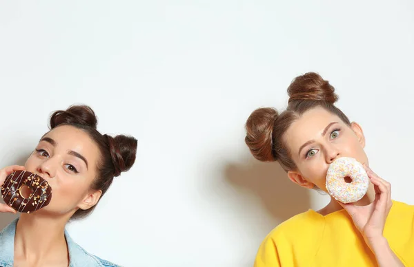 Women with tasty donuts — Stockfoto