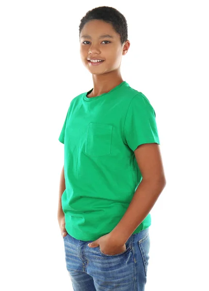 Niño afroamericano en camiseta en blanco — Foto de Stock