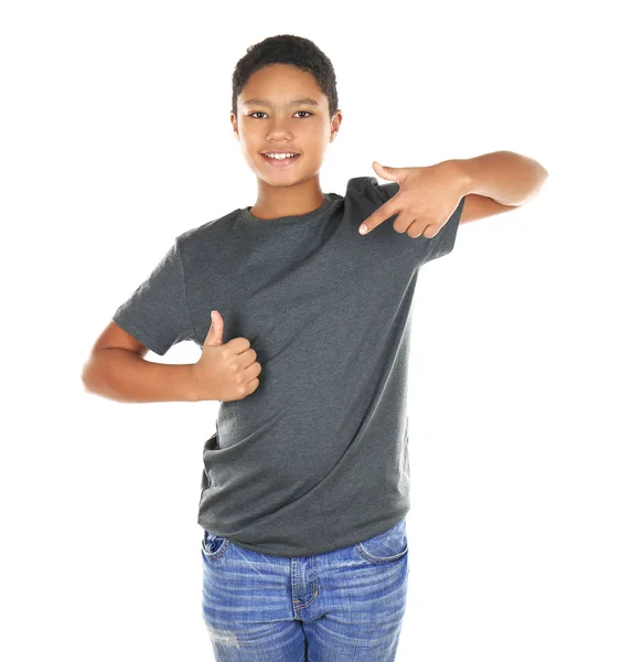 African American boy w puste t-shirt — Zdjęcie stockowe