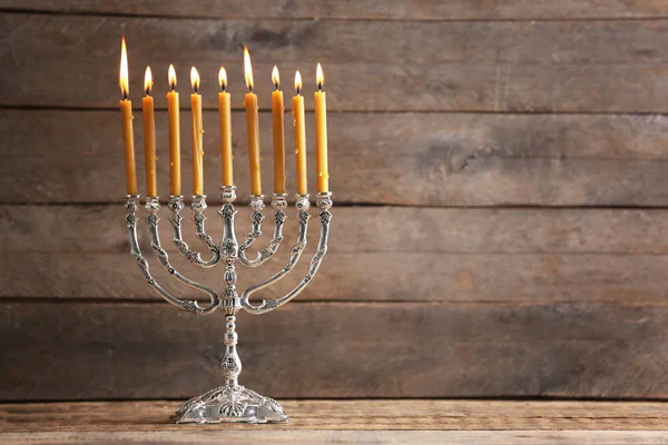 Menorah met kaarsen voor Chanoeka — Stockfoto