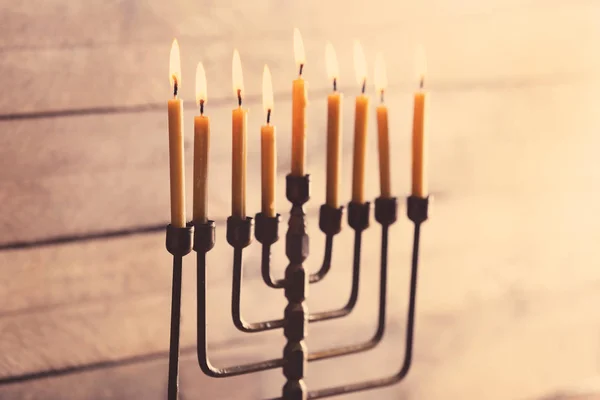 Menorah met kaarsen voor Chanoeka — Stockfoto