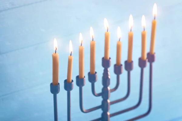 Menorah met kaarsen voor Chanoeka — Stockfoto