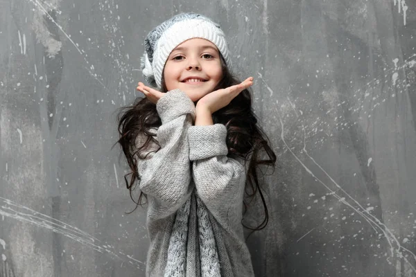 Petite fille mignonne en vêtements chauds — Photo