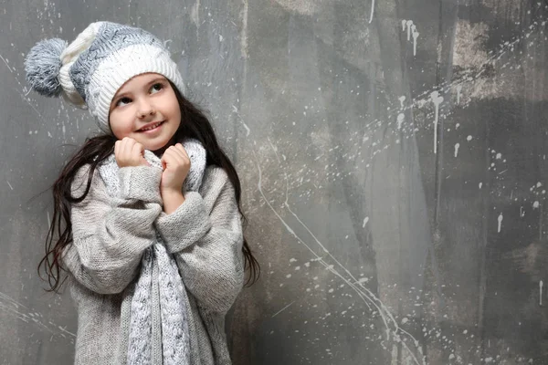 Sıcak giysiler, sevimli küçük kız — Stok fotoğraf