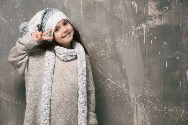 可爱的小女孩在暖和的衣服 — 图库照片