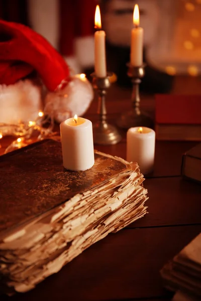 Oud boek en kaarsen — Stockfoto