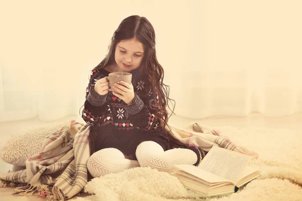 Little girl sitting on floor — Stock Image Little girl sitting on floor Stock Photo