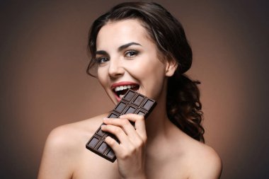 çikolata ile güzel kız 