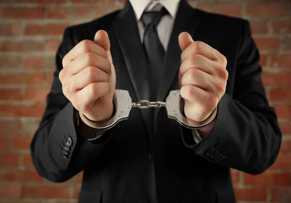 Мужские руки в наручниках — стоковое фото