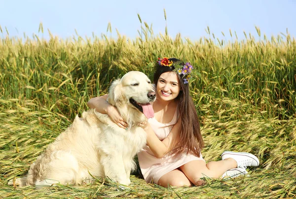 Dziewczyna z ładny pies myśliwski — Zdjęcie stockowe