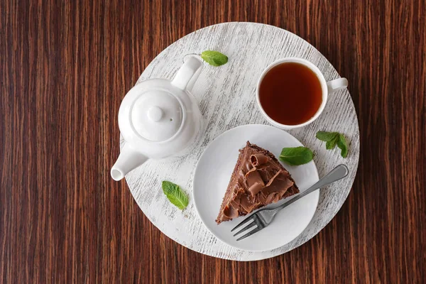 Bolo de chocolate delicioso com chá — Fotografia de Stock