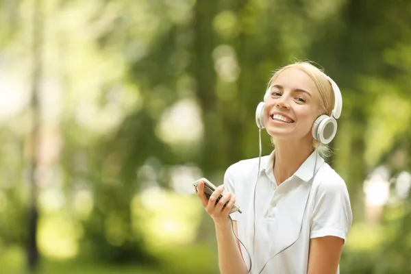 Mädchen hört Musik — Stockfoto