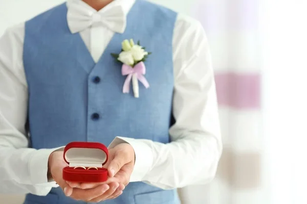 Novio con caja de anillo — Foto de Stock