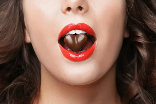 Девушка ест шоколад — стоковое фото