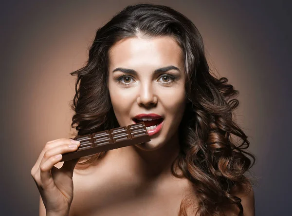 Красивая девушка с шоколадом — стоковое фото