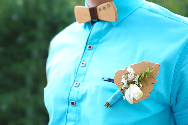 Best man in turquoise shirt