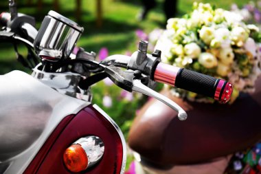 Düğün buketi scooter üzerinde