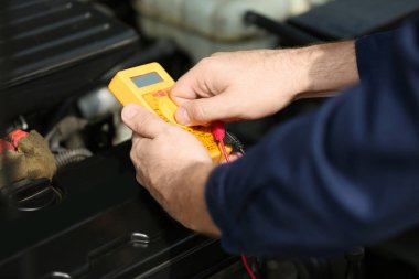 Araba tamircisi iş başında