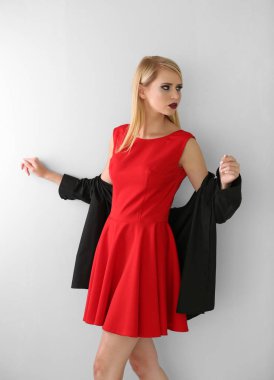 Genç sarışın kadın.