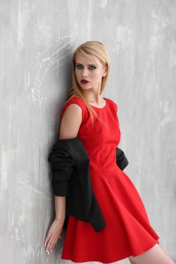 Genç sarışın kadın.