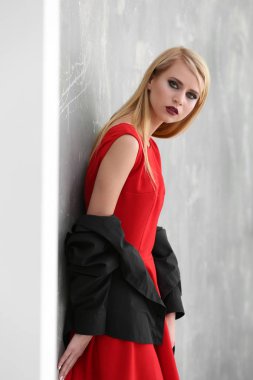 Genç sarışın kadın.