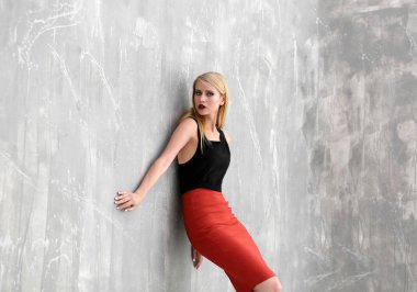 Genç sarışın kadın.