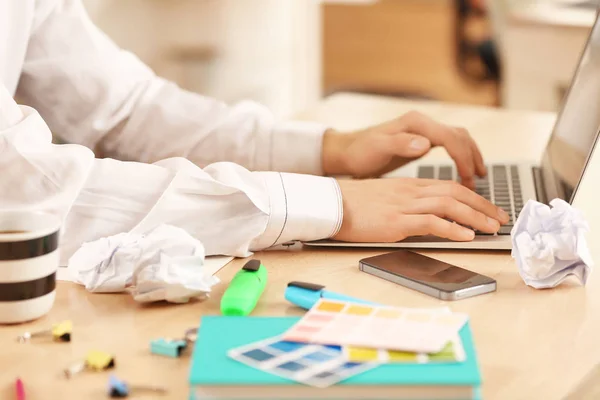 Man att skriva på laptop i office — Stockfoto