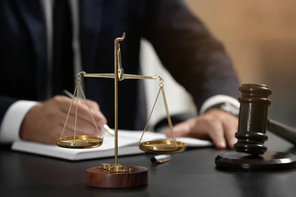 Schalen van Justitie en rechter hamer — Stockfoto