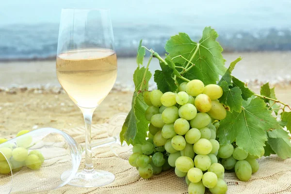 Vino e uve fresche — Foto Stock