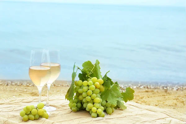 Vinho e uvas frescas — Fotografia de Stock