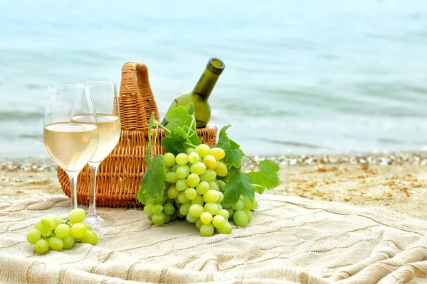 Bicchieri di vino e cesto — Foto Stock