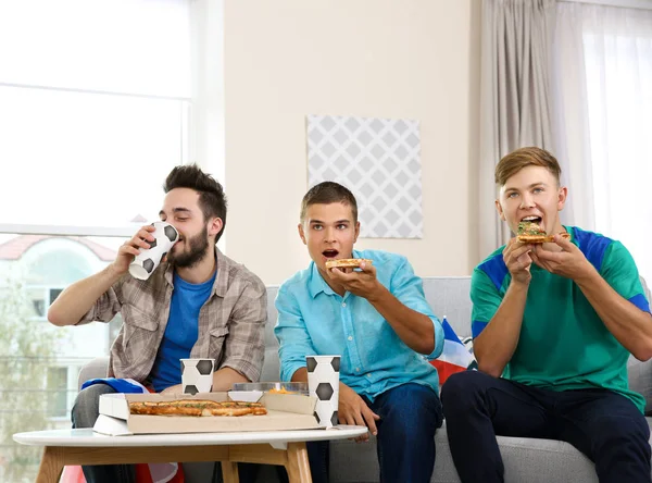 Voetbalfans Met Pizza Kijken Naar Spel Kamer — Stockfoto