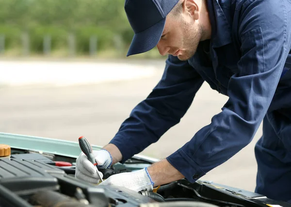 Mecánico en coche de reparación uniforme — Foto de Stock