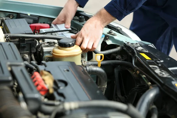 Mechanik samochodowy w pracy — Zdjęcie stockowe