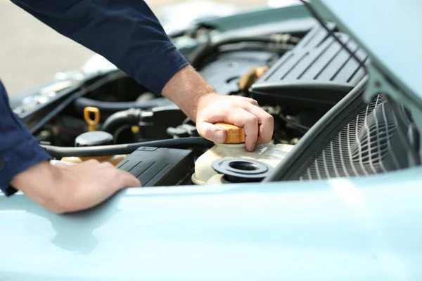 Kfz-Mechaniker bei der Arbeit — Stockfoto